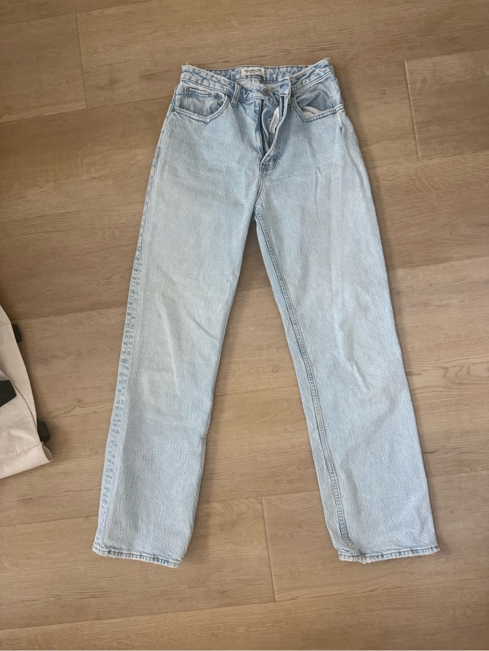 Abercrombie & Fitch Light Wash Women’s 90s Relaxed Jean 4L